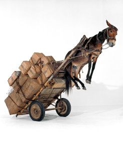 Maurizio Cattelan Sans titre, 2002 Âne empaillé, bois, métal, tissu, papier, corde, caoutchouc 250 x 400 x 165 cm © Maurizio Cattelan