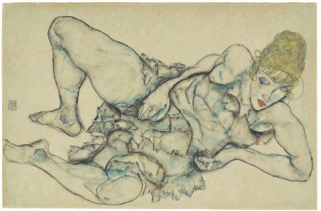 Femme blonde couchée
