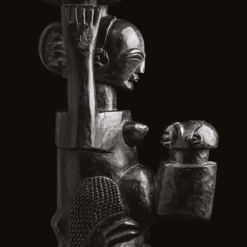 KENYA – Portrait 10 ECHOS – Tabouret à caryatide en forme de mère à l’enfant Luba et Songye, République démocratique du Congo, Musée Barbier-Mueller © 2024, Jean-Baptiste HUYNH