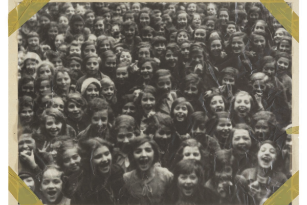 Die Jüdische Schule 
(Berlin 1939), 1992 Photograpvure en noir sur papier calque froissé et collage, 60x80cm MCBA
©Photo : MCBA, Lausanne