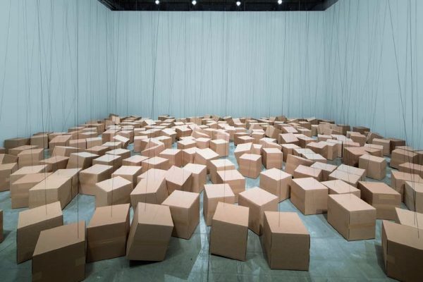 255 prepared ac-motors, rope, cardboard boxes 30 x 30 x 30 cm, 2017, Zimoun, Mécaniques remontées,Le Centquatre-Paris
© Photo : courtesy studio zimoun