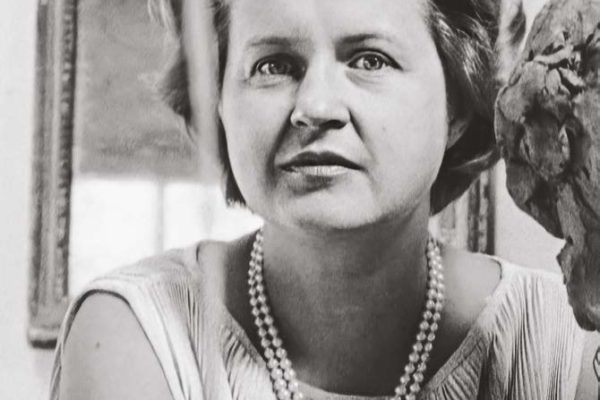 Alice Pauli photographiée dans l’atelier d’un sculpteur, vers 1955. Détail	Photo : © Droits réservés
