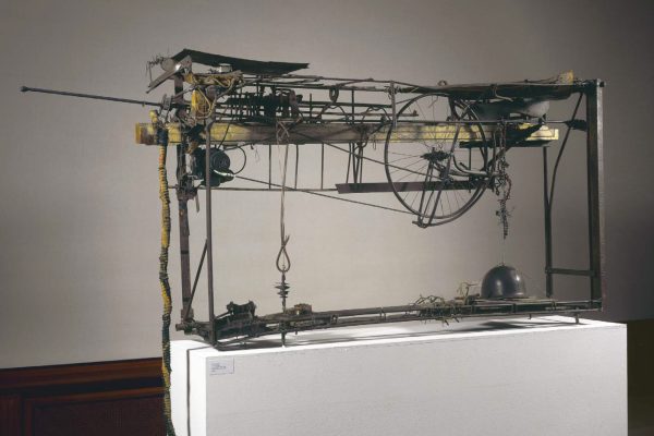 Fer, métaux divers, bois, verre,
électricité : moteurs (2), objets
Forme : casque militaire,
instrument à cordes. OEuvre
tridimensionnelle avec mouvement,
135 x 230 x 50 cm, 50 kg
Inv. 1983-0018
© Ville de Genève, Musée d'art et d'histoire
© 2025, ProLitteris, Zurich