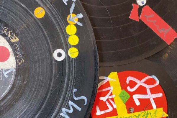 Disques vinyles avec annotations, utilisés lors de performances, 1979-1986, dimensions variables Collection de l’artiste