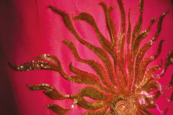 Elsa Schiaparelli, détail de la Cape Phoebus, Hiver 1937-1938 Laine, soie et broderie, Musée des Arts Décoratifs