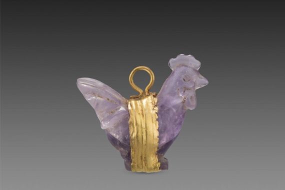 Pendentif en forme de coq, améthyste et or, Italie, Ier-IIe siècle après J.-C. ©Fondation Gandur pour l’Art, Genève. Photographe: G. Maillot-point-of-views.ch