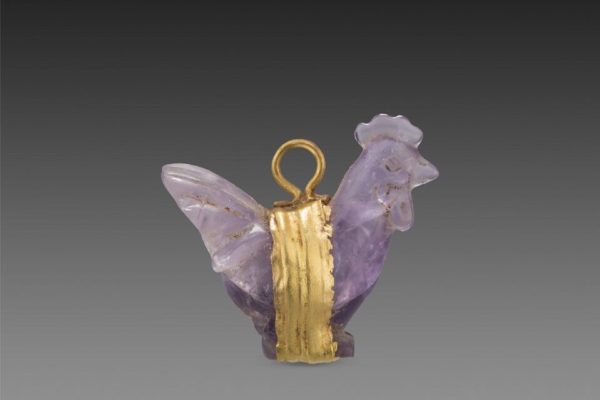 Pendentif en forme de coq, améthyste et or, Italie, Ier-IIe siècle après J.-C. ©Fondation Gandur pour l’Art, Genève. Photographe: G. Maillot-point-of-views.ch