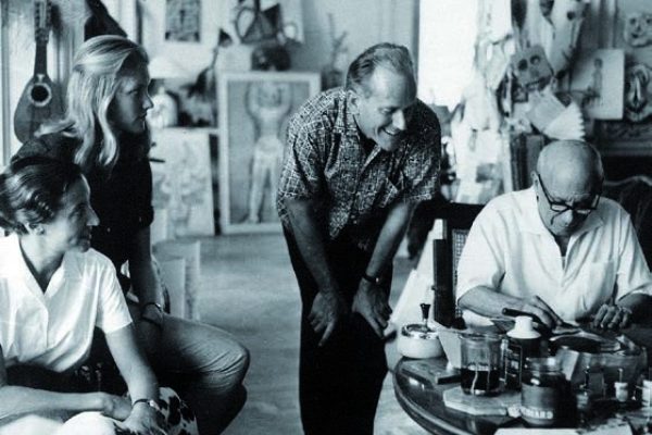 Pablo Picasso dans son atelier
« La Californie ». Il grave un
cuivre en présence de Gérald,
Ynès et Tania Cramer, vers 1961
Photo de Jacqueline Picasso
© BGE, Arch. Gérald Cramer Photo 428