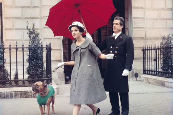 La mannequin Svetlana Lloyd en robe trapèze Première Collection dYves Saint Laurent pour Dior Paris France 1958 Collection Photo Elysée