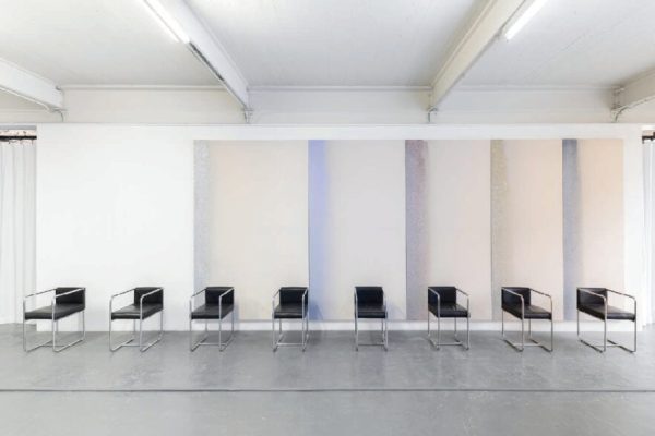 John M Armleder It Never Ends (FS), 2020 Technique mixte sur toile, chaises, 280 x 1000 cm Courtesy Galerie Almine Rech, Bruxelles / Paris et Massimo De Carlo, Milan / London / Hong Kong