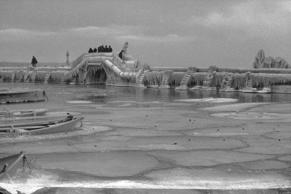 Louis Jullien (1856-1920) pour l’Etablissement
photographique Jullien frères,
La jetée des Eaux-Vives sous la glace,
vers 1900-1905.
copyright : Bibliothèque de Genève