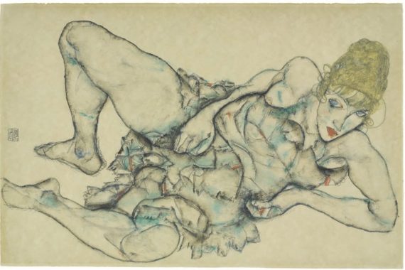 Femme blonde couchée