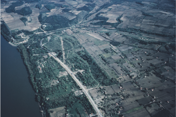 Vue aérienne du Parc Monumental, du terroir et de la ville antique de Novae avant les fouilles extensives des années deux mille. Courtoisie du Centre de Recherches sur l’Antiquité de l’Europe du Sud-Est de l’Université de Varsovie.