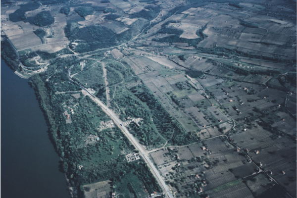 Vue aérienne du Parc Monumental, du terroir et de la ville antique de Novae avant les fouilles extensives des années deux mille. Courtoisie du Centre de Recherches sur l’Antiquité de l’Europe du Sud-Est de l’Université de Varsovie.