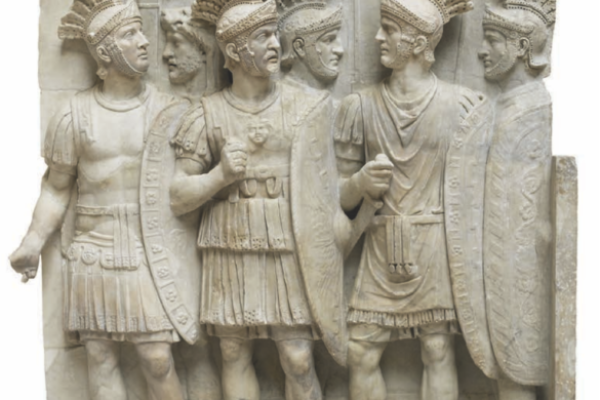 Bas-relief historique, dit « des Prétoriens », provenant de l’arc de Claude à Rome, vers 51-52 après J.-C., marbre, Musée du Louvre, Département des Antiquités grecques, étrusques et romaines Photo © RMN-Grand Palais (musée du Louvre) / Hervé Lewandowski