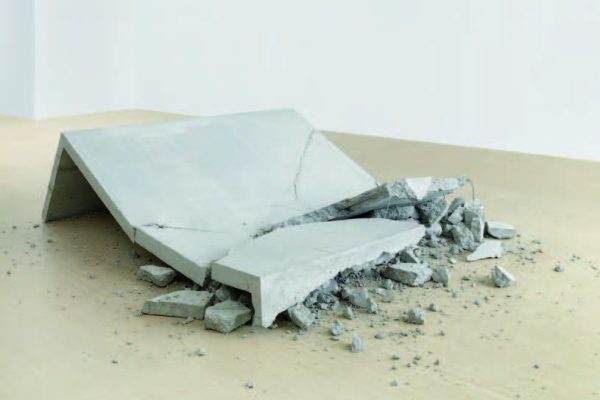 Oscar Tuazon (*1975 Seattle)
I use my body for something, I
use it to make something, I make
something with my body, whatever
that is. I make something and I pay
for it and I get paid for it, 2010
Béton, barre d’armature, treillis
métallique, env. 77 x 450 x 410 cm
Collection du Musée Migros
d’art contemporain
© Oscar Tuazon - Photo: Stefan Altenburger
Photography, Zurich