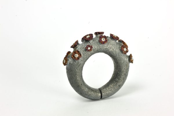 FABRICE SCHAEFER
Bague “fleur de peau”, 2017
Titane, diamants